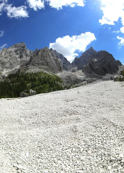 Éboulis Pierres Blanches Dans Vallée Dans Les Montagnes Été — Photo