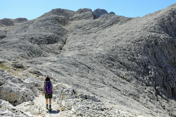 年轻的女徒步旅行者在意大利山区的小径上行走 — 图库照片