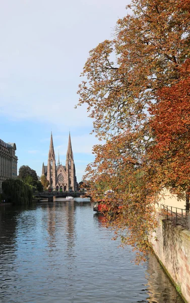 Die Paulskirche Straßburg Und Der Schiffbare Fluss Ill Frankreich — Stockfoto