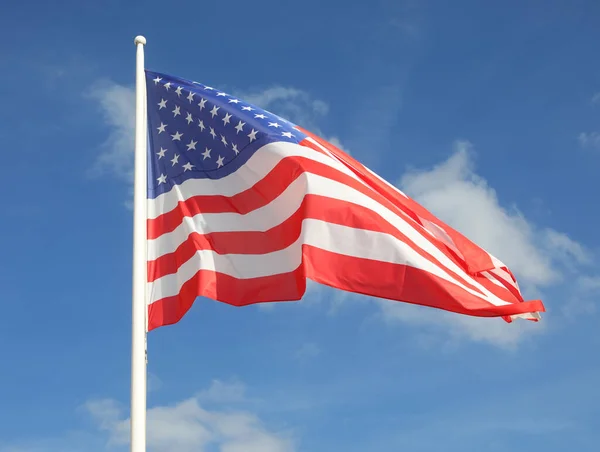 青い空に星と赤と白の縞模様の偉大なアメリカの旗 — ストック写真