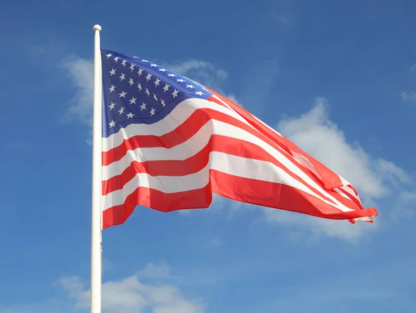 Grande Bandeira Americana Com Estrelas Listras Vermelhas Brancas Céu Azul — Fotografia de Stock