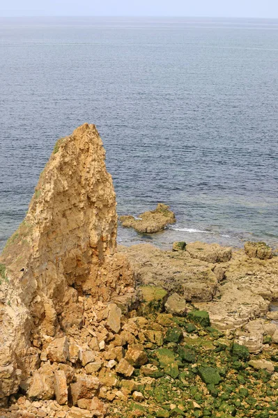 Felsen Brach Aufgrund Von Erosion Durch Wellenbewegungen Durch Das Meer — Stockfoto