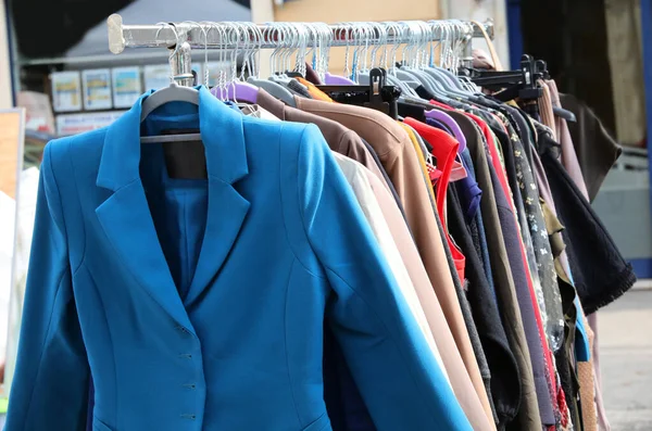 Retro Použité Oblečení Nové Šaty Stánku Bleším Trhu — Stock fotografie
