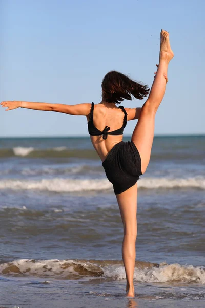 Joven Chica Descalza Traje Baño Negro Ejercicios Gimnasia Rítmica Orilla — Foto de Stock