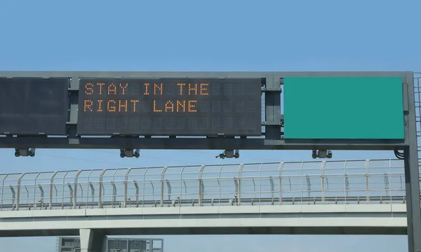 Sinal Auto Estrada Com Inscrição Stay Right Lane Para Motoristas — Fotografia de Stock