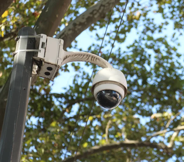 Câmera Cctv Para Vigilância Por Vídeo Pessoas Cidade — Fotografia de Stock