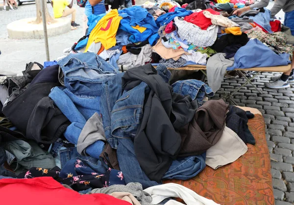 Σωρός Από Πολλά Μεταχειρισμένα Ρούχα Στην Υπαίθρια Αγορά Στην Πλατεία — Φωτογραφία Αρχείου