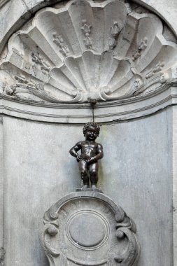 Brüksel, B, Belçika - 18 Ağustos 2022: Manneken Pi işeyen çocuğun heykeliyle doludur