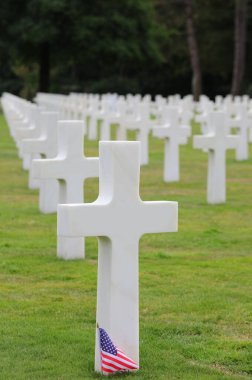 Colleville-sur-Mer, FRA, Fransa - 21 Ağustos 2022: D-Day Landing ve ABD bayrağı yakınlarındaki Amerikan Askeri Mezarlığı