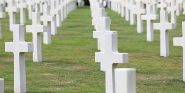 Colleville-sur-Mer, FRA, Fransa - 21 Ağustos 2022: Amerikan Askeri Mezarlığı ve askerlerin mezarlarında birçok beyaz haç