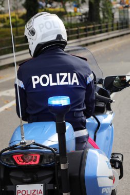 Vicenza, VI, İtalya - 9 Ekim 2022: Polis motosikletçisi ve metin POLIZIA İtalyanca POLICE anlamına geliyor