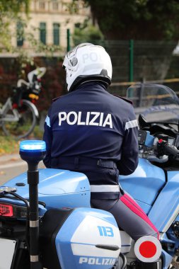 Vicenza, VI, İtalya - 9 Ekim 2022: motosikletli polis ve metin POLİZIA İtalyanca POLICE anlamına geliyor