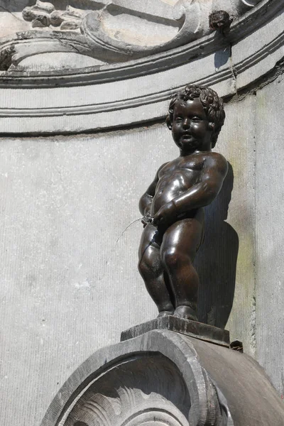 Брюссель Бельгия Августа 2022 Manneken Pis Фонтан Статуей Писающего Мальчика — стоковое фото