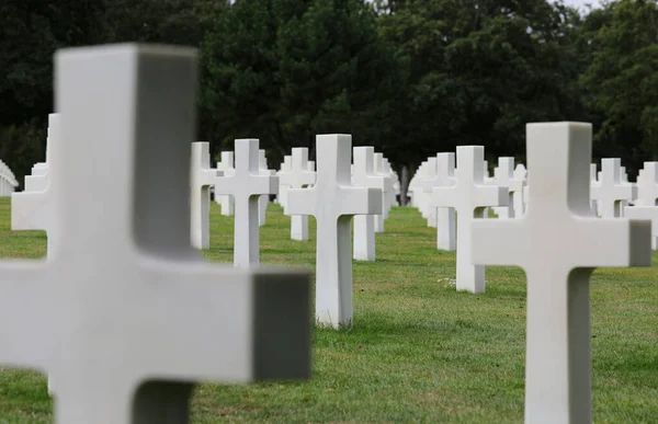 2022年8月21日フランス FraのColleville Sur Mer アメリカ軍墓地と兵士の墓の上の多くの白い十字架 — ストック写真