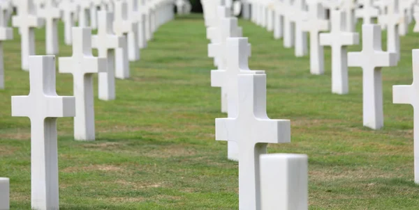 2022年8月21日フランス FraのColleville Sur Mer アメリカ軍墓地と兵士の墓の上の多くの白い十字架 — ストック写真