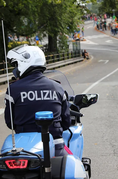 意大利维琴察市 2022年10月9日 骑摩托车的骑警 带有意大利文的Polizia 意为警察 — 图库照片