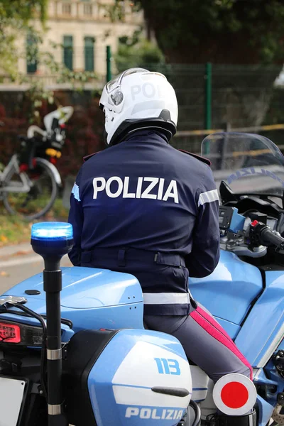 Vicenza イタリア 2022年10月9日 イタリア語で警察を意味するバイカー警察官とテキストPolizia — ストック写真