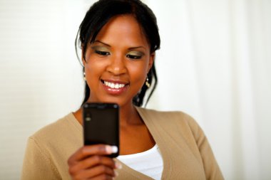 sevimli siyah kadın cep telefonu ile mesaj gönderme