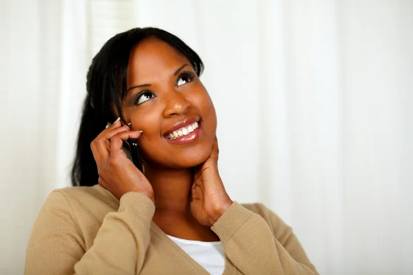 Ragazza affascinante guardando in alto e conversando sul cellulare — Foto Stock