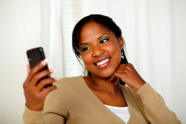 Amistosa mujer negra enviando un mensaje de texto —  Fotos de Stock