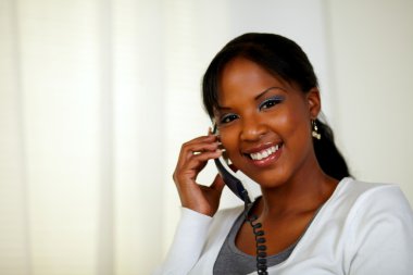 genç kadın telefonla konuşurken gülümsüyor