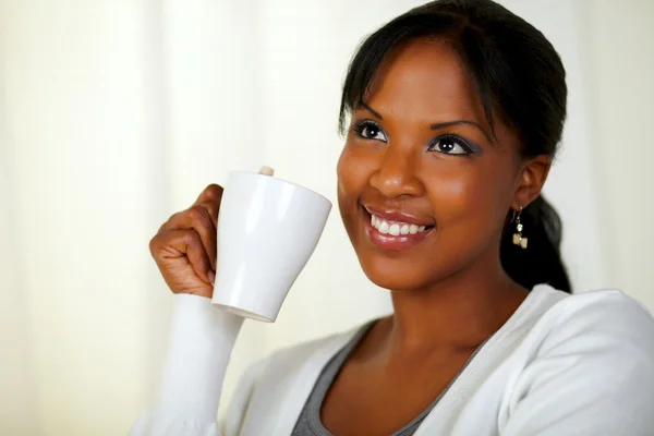 Aantrekkelijke jonge vrouw drinken een kopje thee — Stockfoto