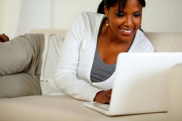 Sorridente giovane donna utilizzando il computer portatile — Foto Stock