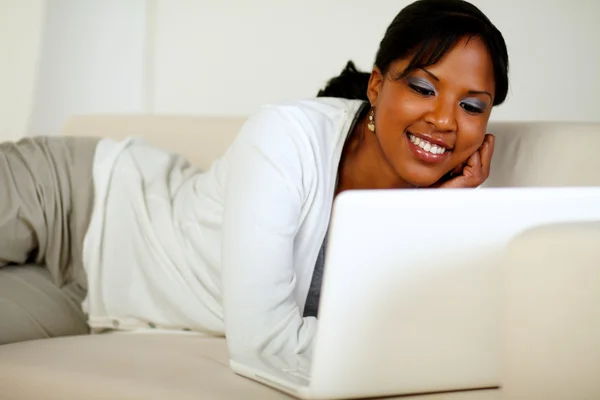 Lachende vrouw surfen op het internet op laptop — Stockfoto