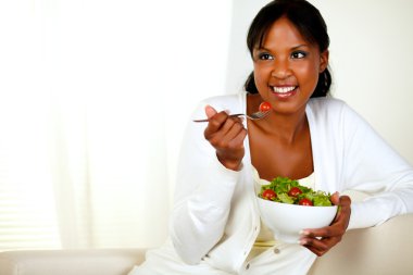 Taze salata yiyen kadın.