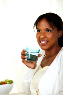 Ferahlatıcı bir bardak su.