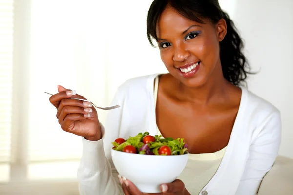 Vrouw die verse salade eet — Stockfoto