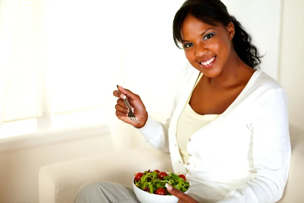 Vrouw die verse salade eet — Stockfoto