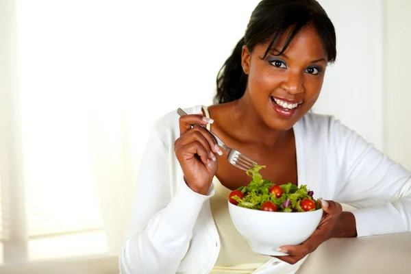 Woman eating fresh salad — Stock Photo, Image