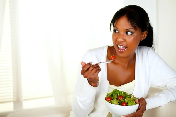 Vrouw die verse salade eet — Stockfoto