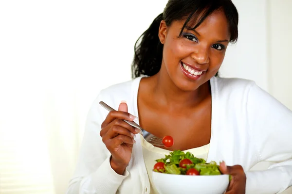 Kobieta jedząca świeżą sałatkę — Zdjęcie stockowe
