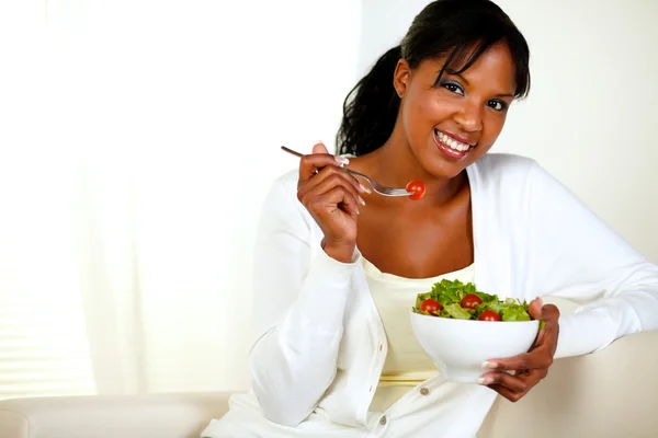 Vrouw die verse salade eet — Stockfoto