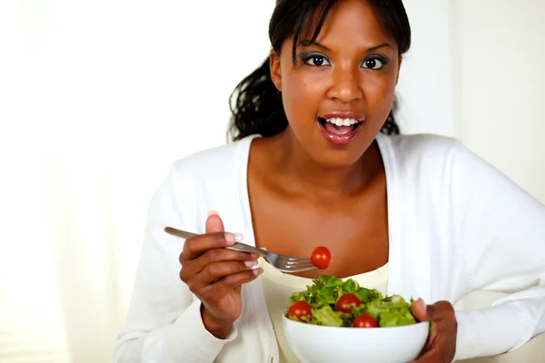 Donna che mangia insalata fresca — Foto Stock