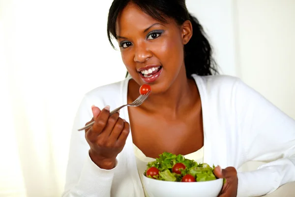 Mujer comiendo ensalada fresca — Foto de Stock