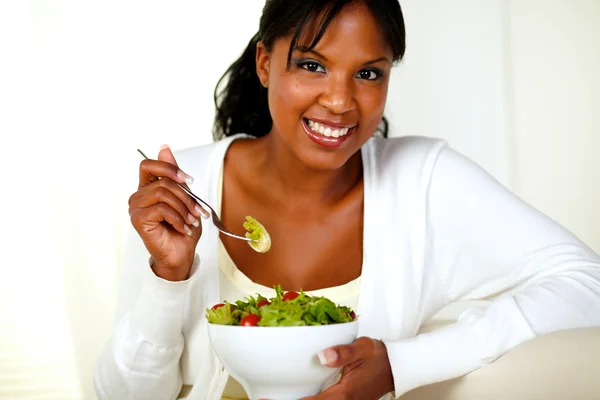 Donna che mangia insalata fresca — Foto Stock