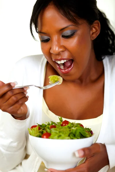 Γυναίκα τρώει φρέσκια σαλάτα — Φωτογραφία Αρχείου