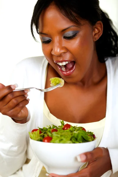 Mujer comiendo ensalada fresca — Foto de Stock