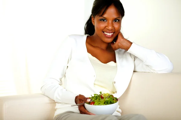 Frau isst frischen Salat — Stockfoto