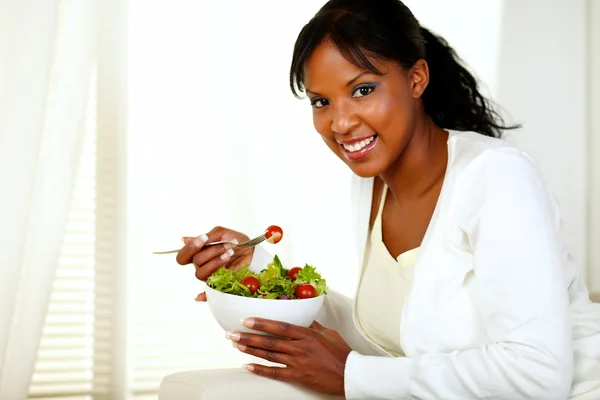 Mujer comiendo ensalada fresca — Foto de Stock