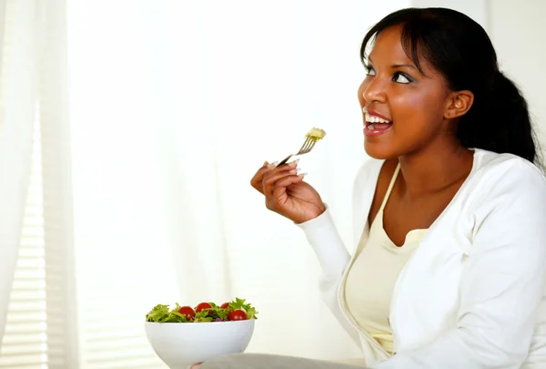 新鮮なサラダを食べる女 — ストック写真