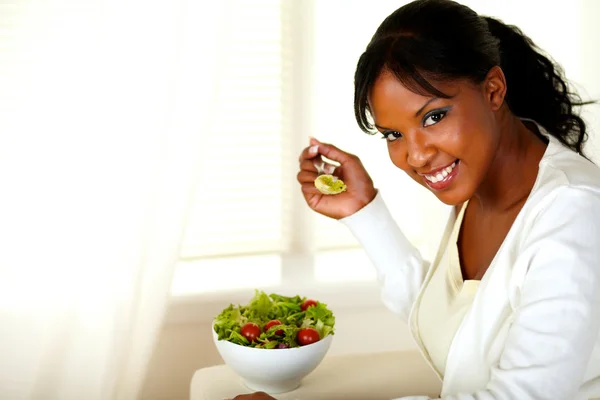 Mujer comiendo ensalada fresca — Foto de Stock