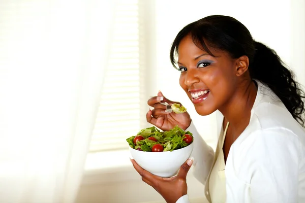 Mujer comiendo ensalada fresca — Foto de Stock