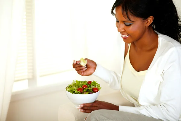 Mujer comiendo ensalada fresca — Foto de Stock