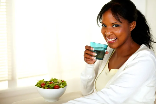 Refrescante vaso de agua — Foto de Stock