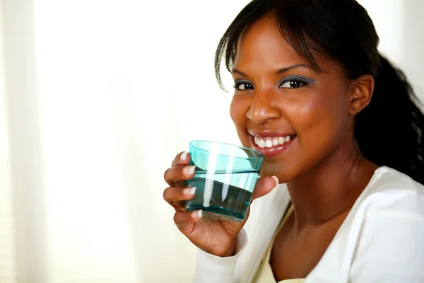 Refrescante vaso de agua —  Fotos de Stock