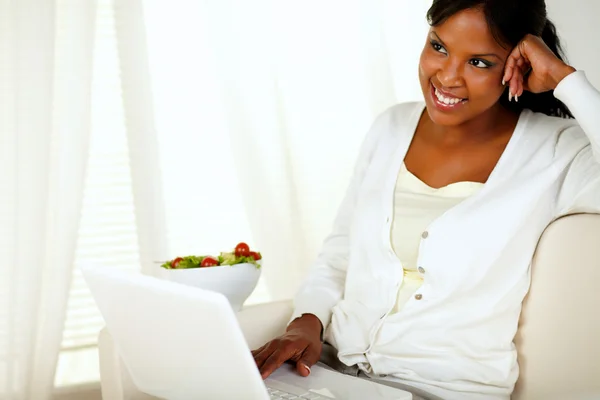 Femme pensive regardant vers le haut et naviguant sur Internet — Photo